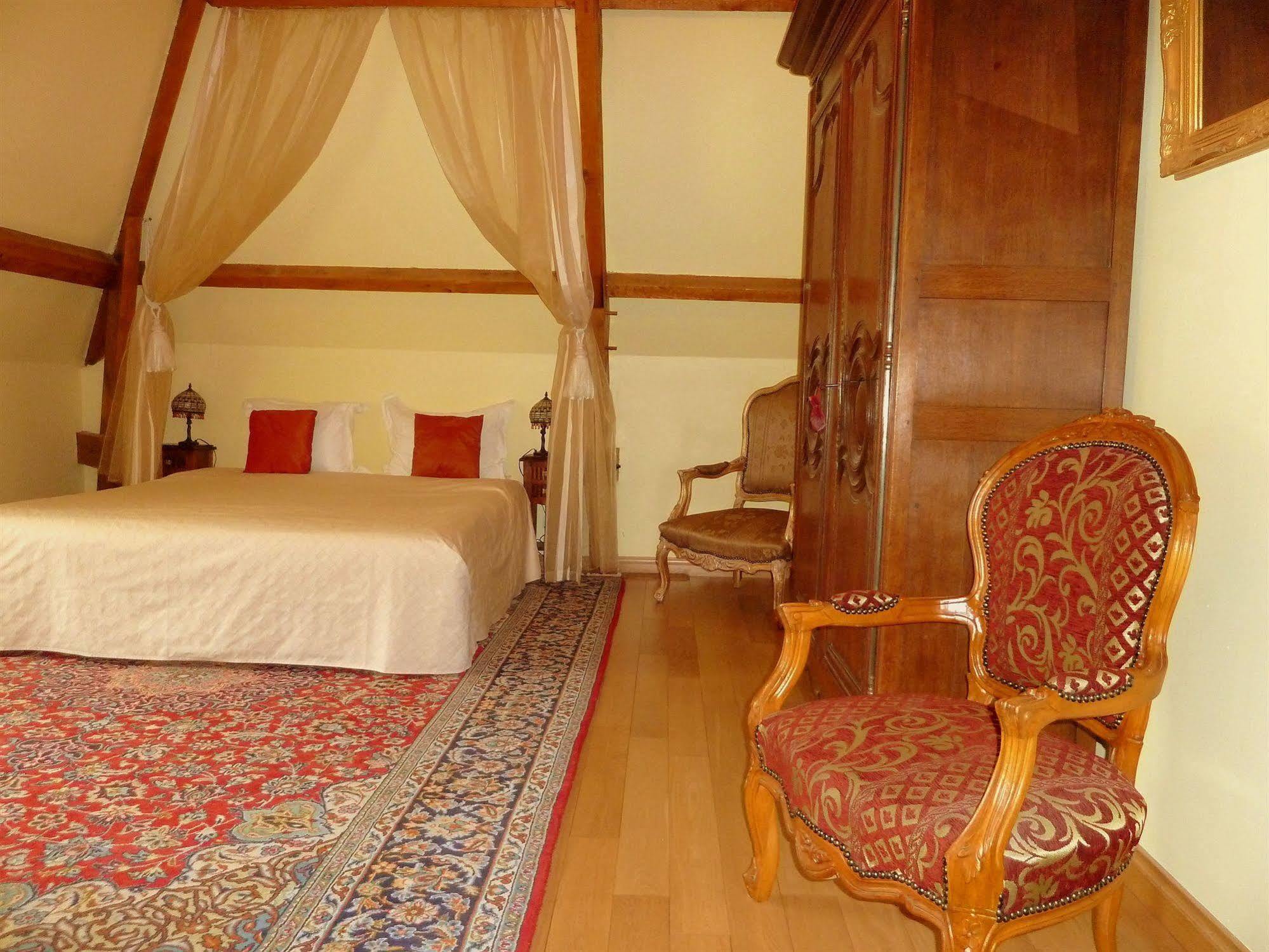 Domaine De La Tour Bed & Breakfast Saint-Pierre-Canivet Bagian luar foto